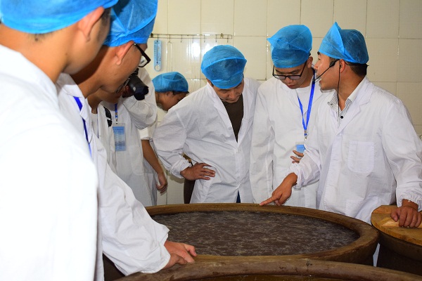 实践团正在参观鱼跃酿造食品有限公司.JPG 实践团正在参观鱼跃酿造食品有限公司.JPG