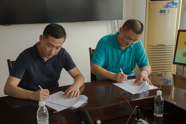 碧湖镇团委书记陈皓先生(左)与系党总支书记钱永林老师(右)正在签约.jpg 碧湖镇团委书记陈皓先生(左)与系党总支书记钱永林老师(右)正在签约.jpg