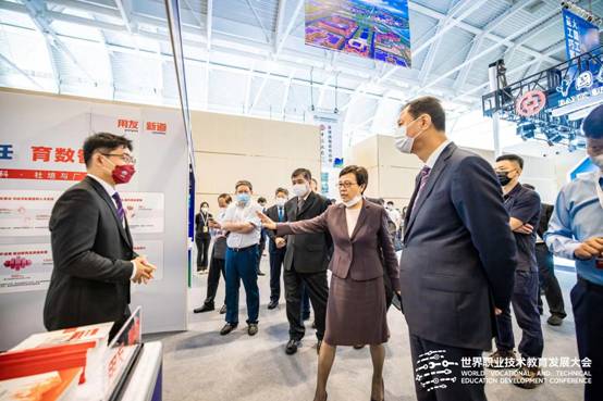 人们走在街头描述已自动生成