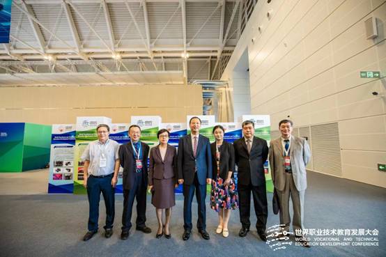 一群人站在一起描述已自动生成