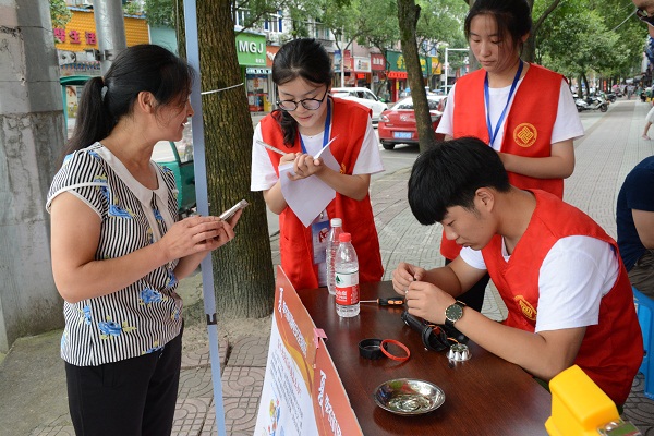 “章阿姨,您手机号码留一下哟,修好电器我们会打电话联系你的。”.JPG “章阿姨,您手机号码留一下哟,修好电器我们会打电话联系你的。”.JPG