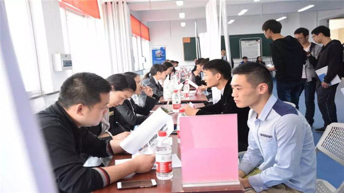 招聘会2.jpg
