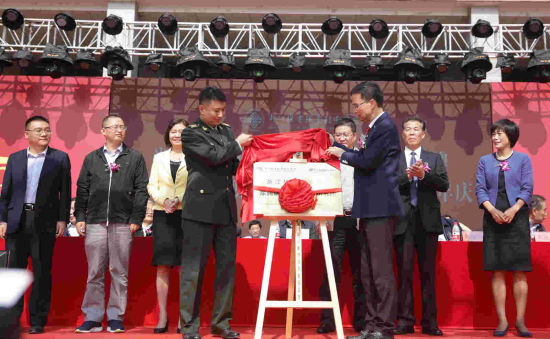 中国人民解放军陆军驻浙江总代表张勇和浙江机电职业技术学院院长丁金昌为学院军民融合研究所揭牌。 校方提供