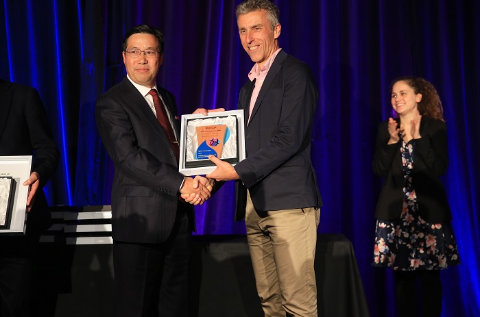 英国院校协会首席执行官David Hughes给黄颁金奖.jpg